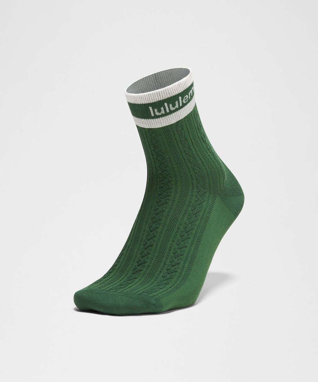 Unisex Cable-Knit Quarter Socks