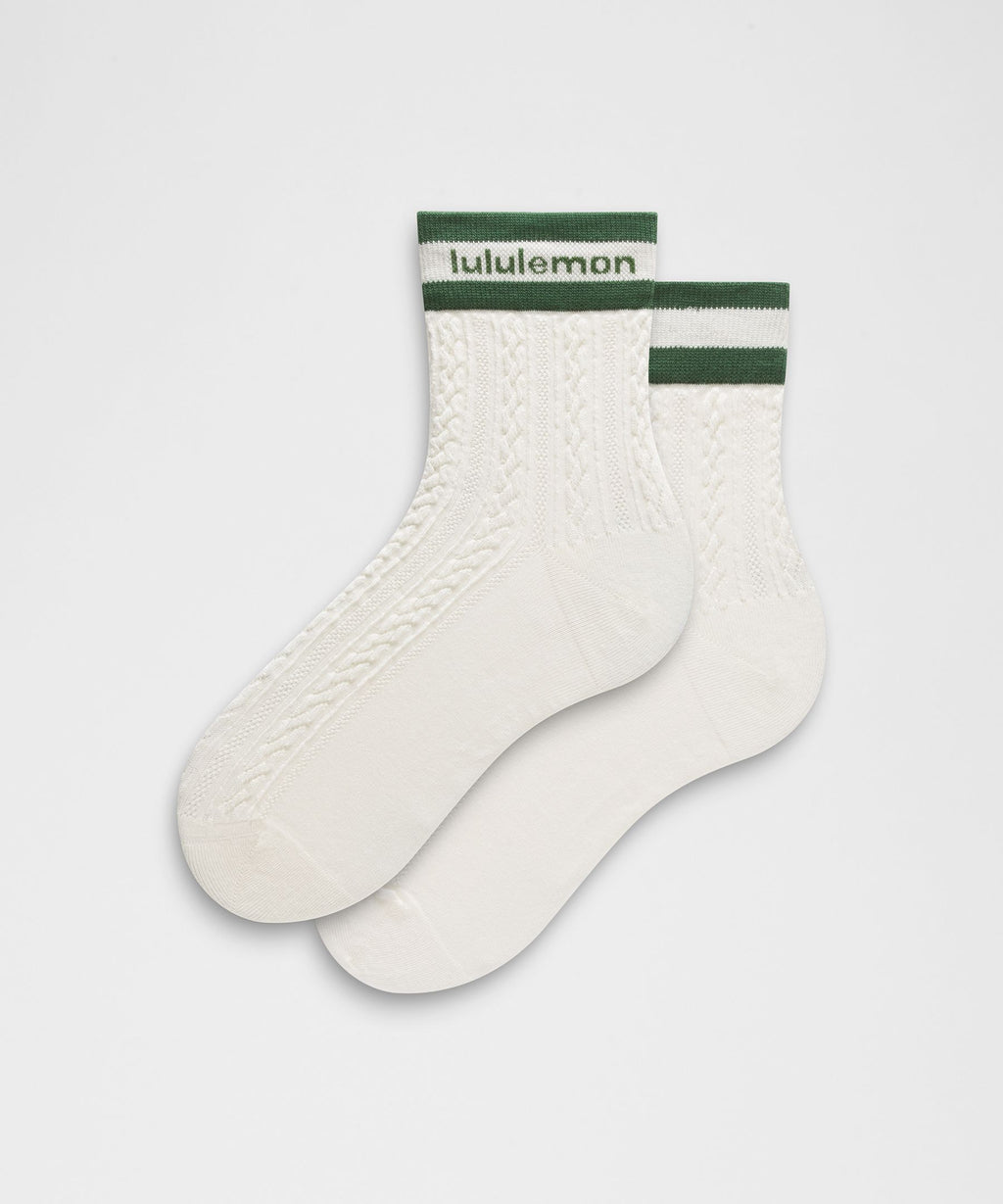 Unisex Cable-Knit Quarter Socks