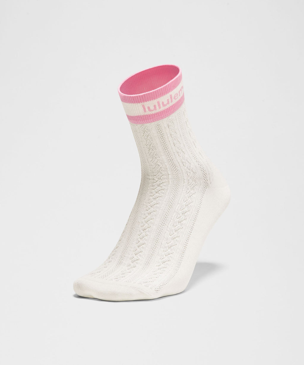 Unisex Cable-Knit Quarter Socks